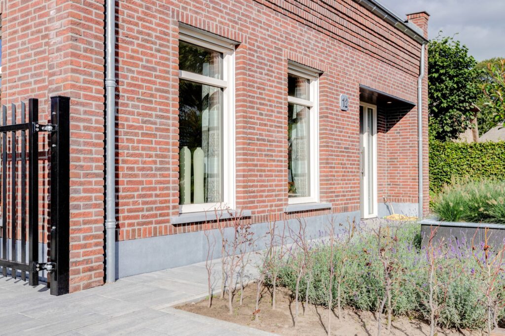 Buitenzijde kunststof kozijnen in Goes strak afgewerkt