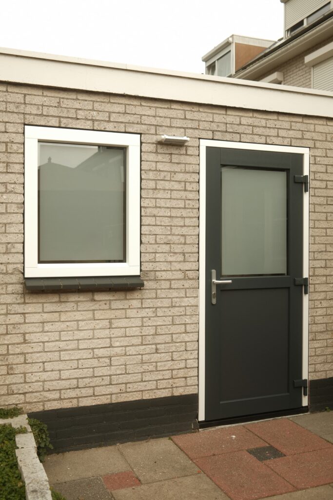 Kunststof kozijn geplaatst bij een woning in omgeving Vlissingen, waarin de voordelen te zien zijn.
