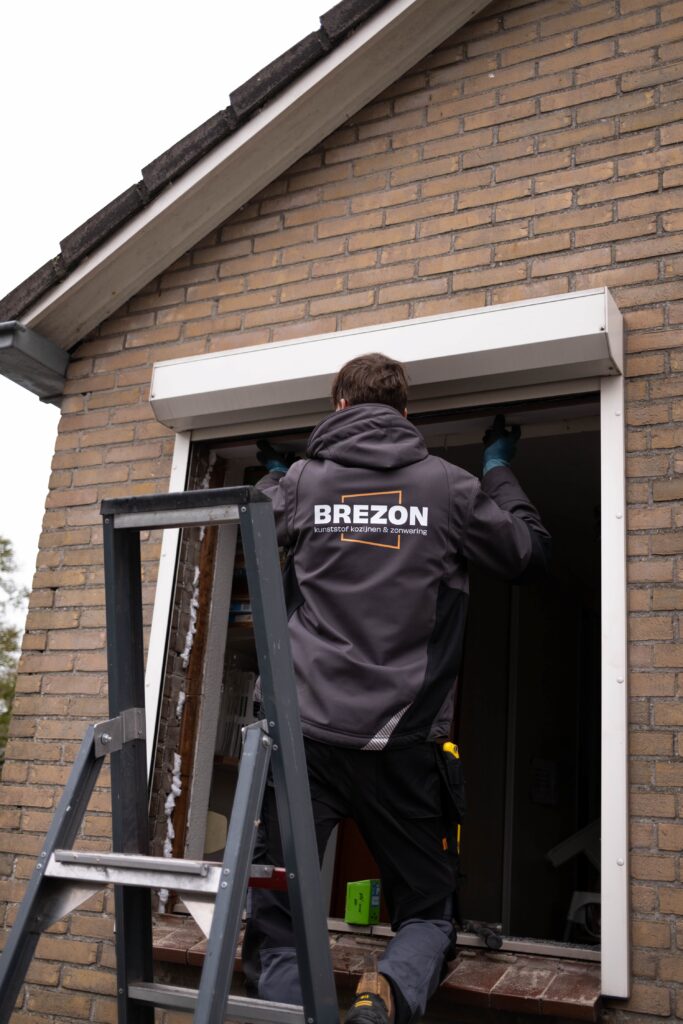 Monteur van Brezon in beeld bij een rolluiken project in Zeeland