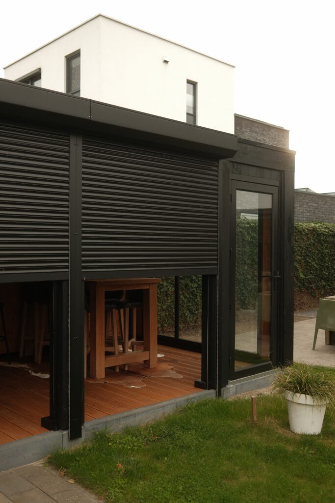 Rolluiken bij een overkapping in Zeeland